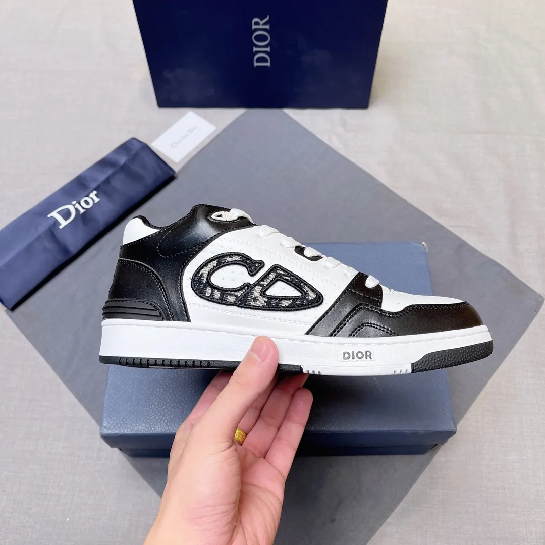 P420 Dior B57 low-top sneakers 2024 spring men's series new product launch [Celebrate][Celebrate][Celebrate], reinterpret the basketball shoe design and become Dior's classic item [strong][strong][strong], carefully crafted in black and cream white smooth cowhide, with beige suede, and the leather CD logo is displayed on the side Zhi, the tongue, sole and back side are decorated with various distinctive details to enhance the style[666][666], while the eyelet details, topstitching and rubber panels highlight the dynamic charm of its athletic style[strong][strong][strong]. It has a two-color rubber sole, which can be matched with various clothing to create a refined look. Size: 38 to 45 No. 067